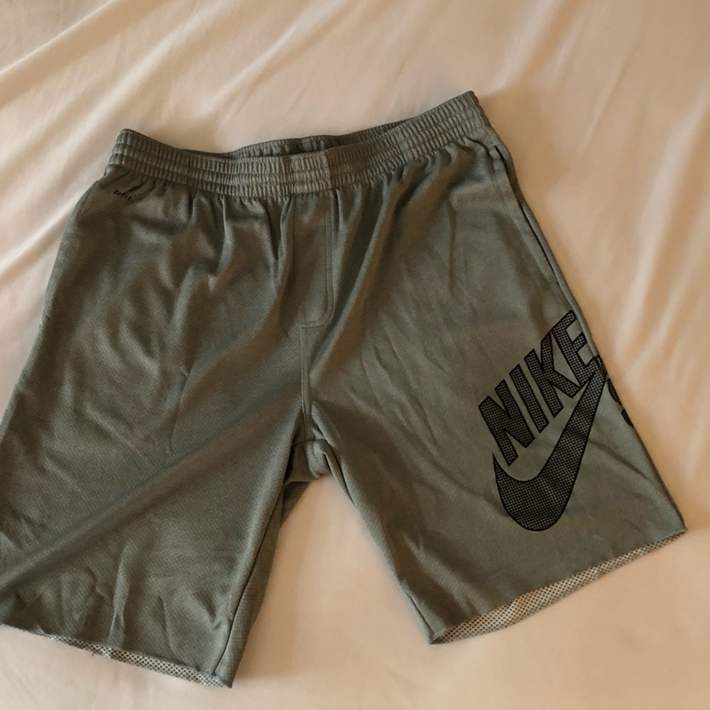 Mens Nike SB Mens shorts. Size XL, Gray